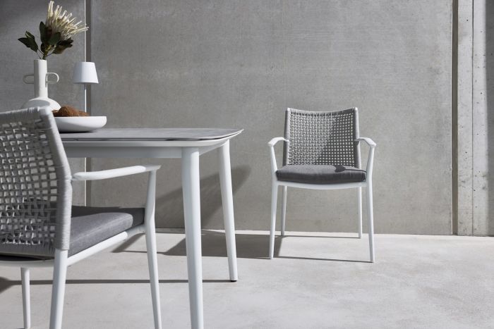 Solpuri VERA stapelstoel White/Sand aluminium arm - Afbeelding 3